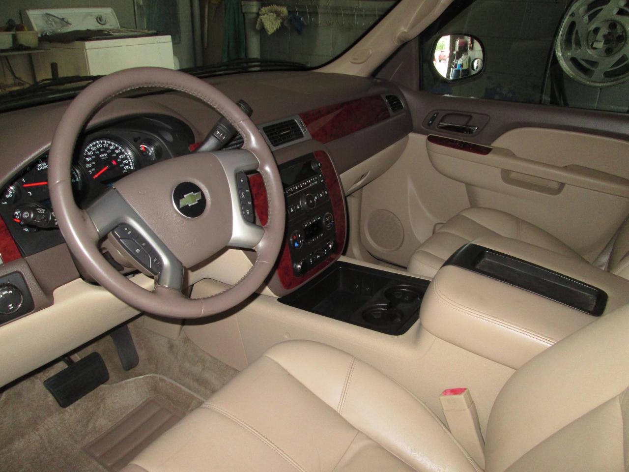 Chevrolet Suburban LT 1500 4WD 2012