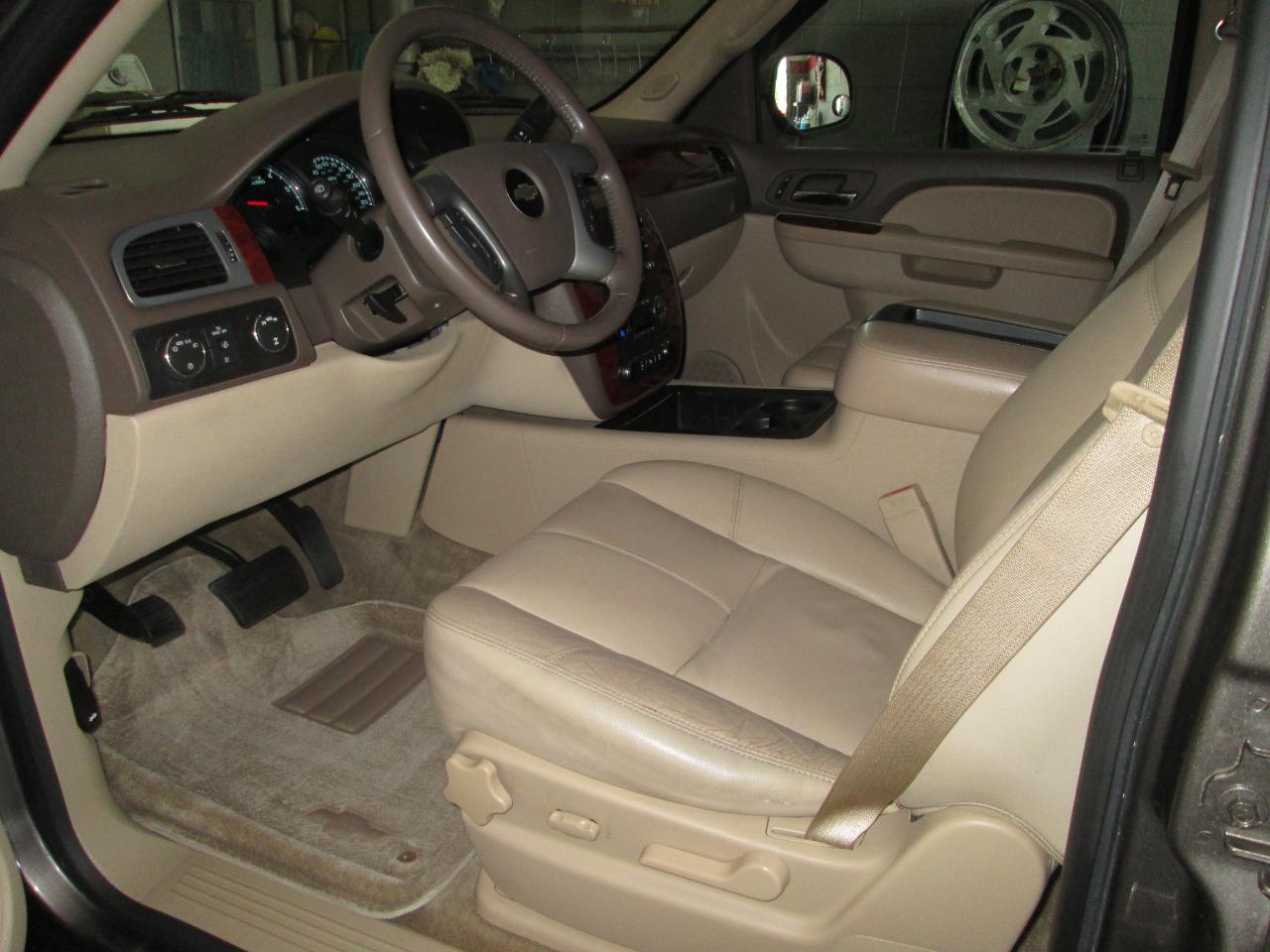 Chevrolet Suburban LT 1500 4WD 2012