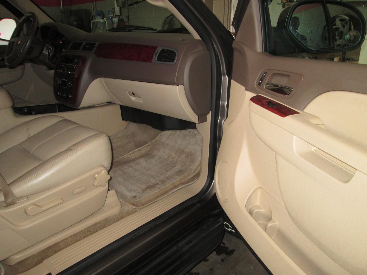 Chevrolet Suburban LT 1500 4WD 2012