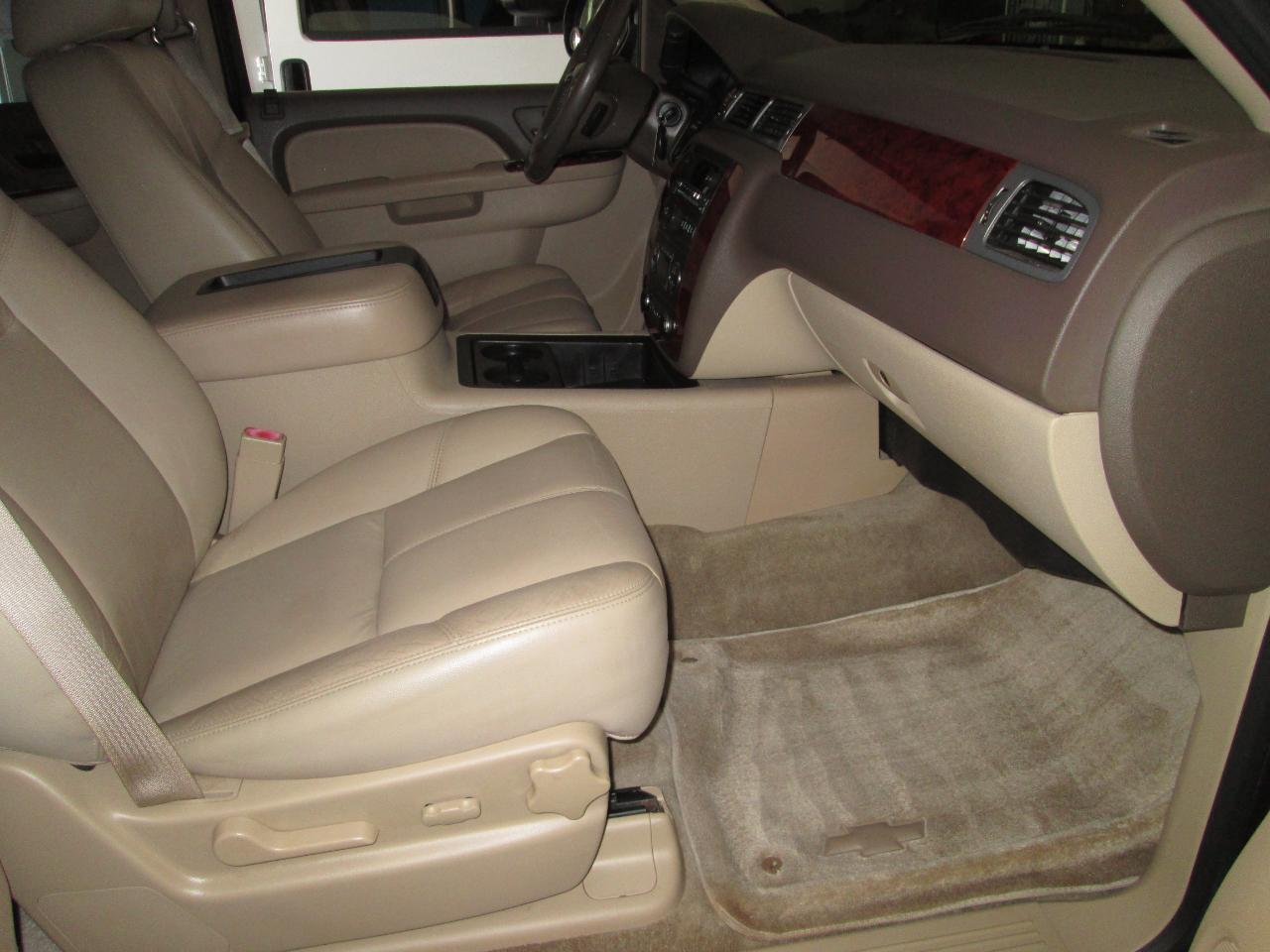 Chevrolet Suburban LT 1500 4WD 2012