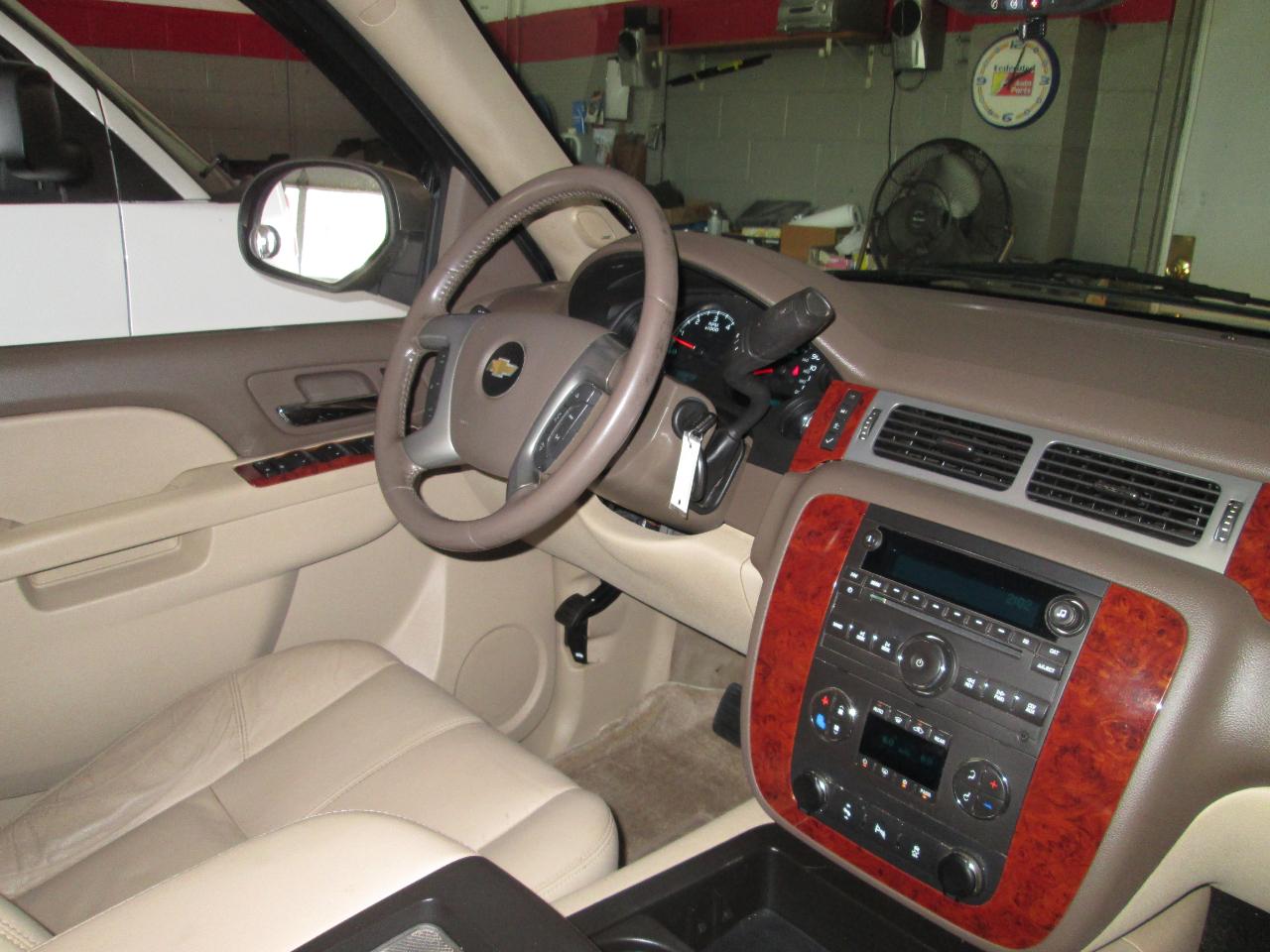 Chevrolet Suburban LT 1500 4WD 2012