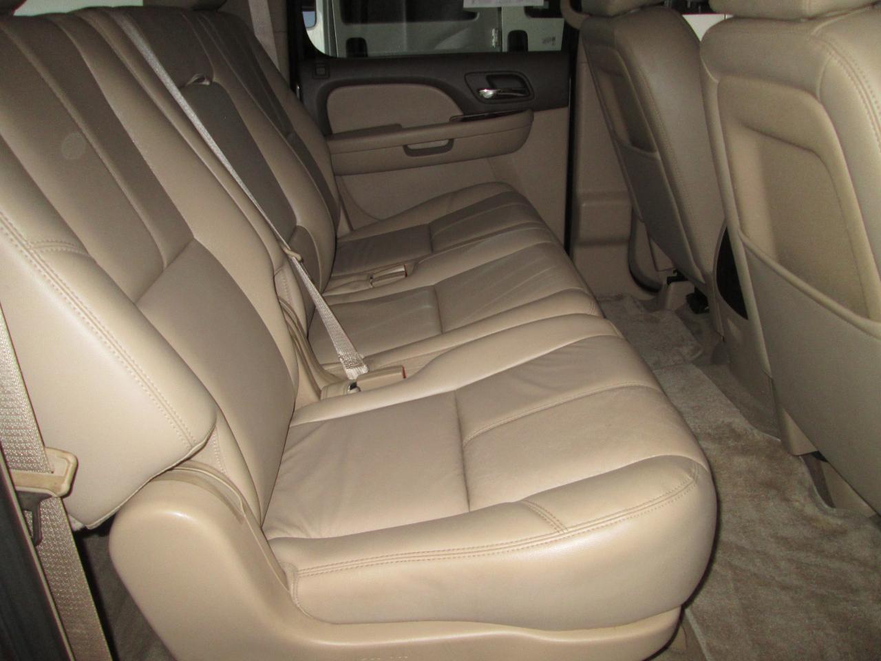 Chevrolet Suburban LT 1500 4WD 2012