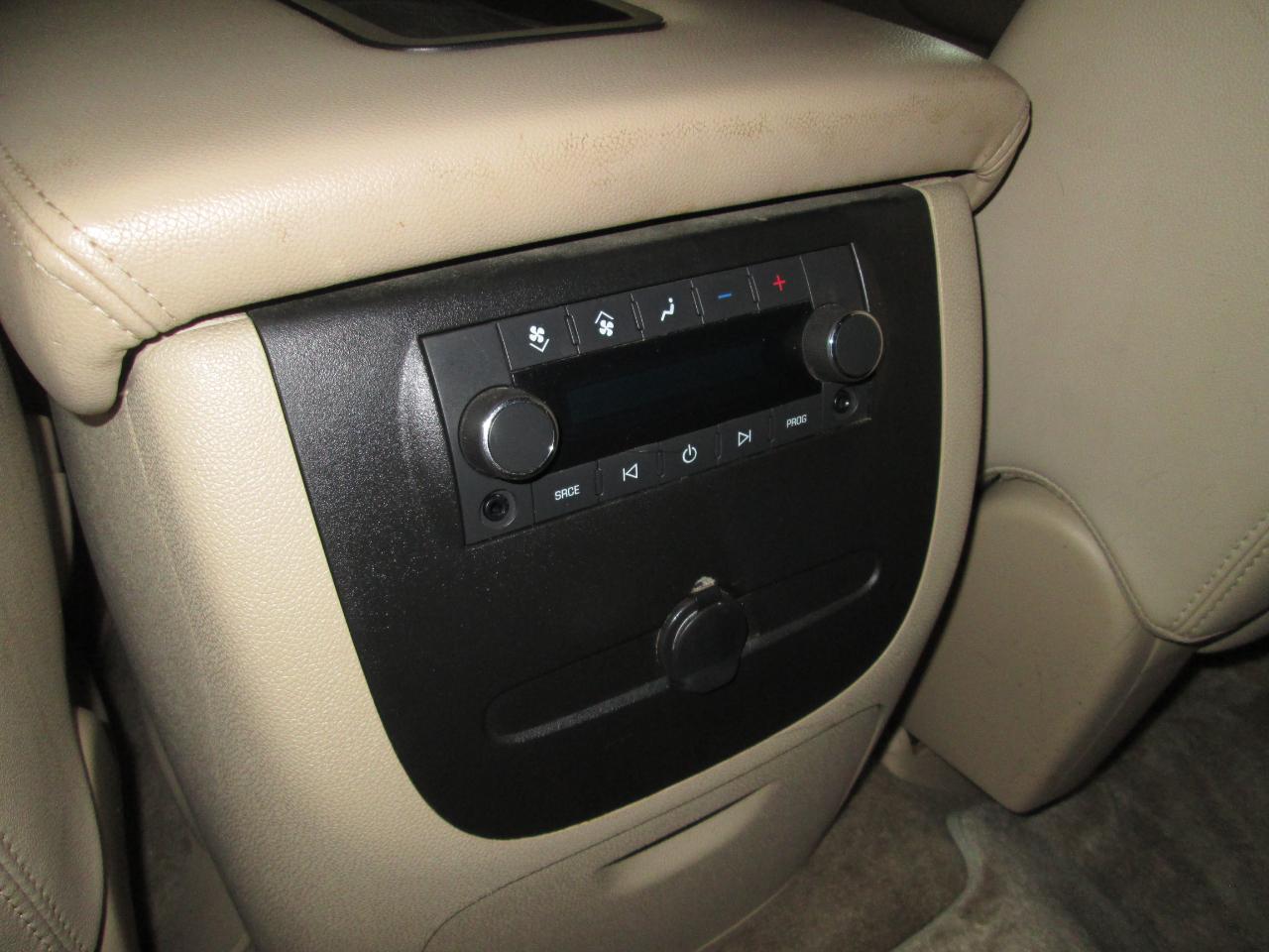 Chevrolet Suburban LT 1500 4WD 2012