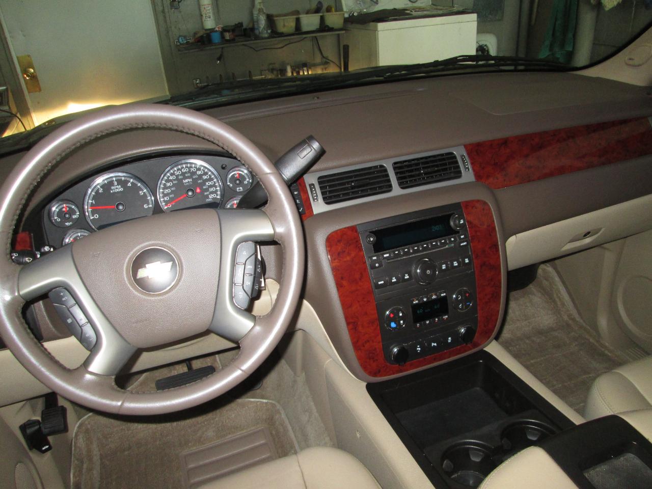 Chevrolet Suburban LT 1500 4WD 2012