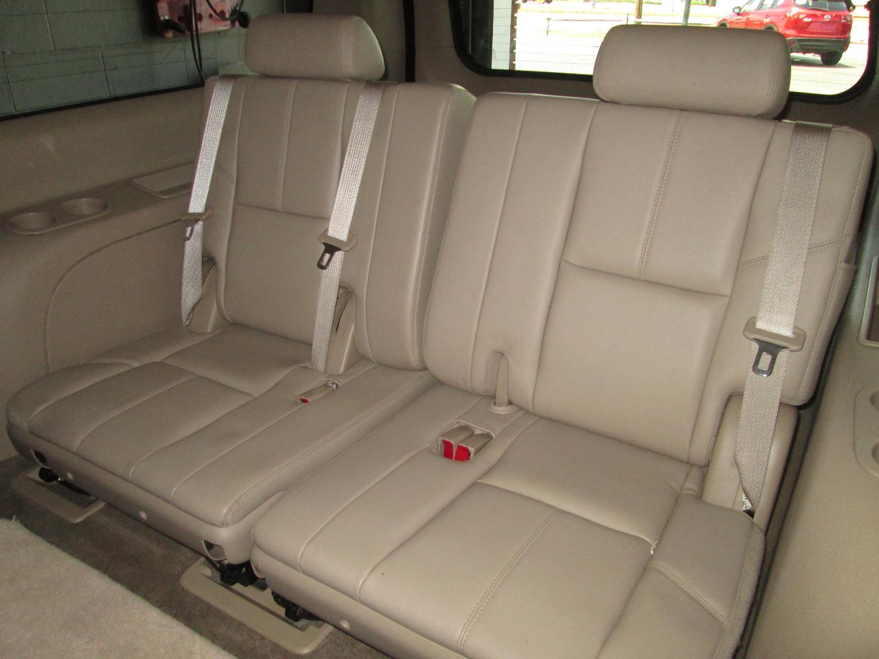 Chevrolet Suburban LT 1500 4WD 2012