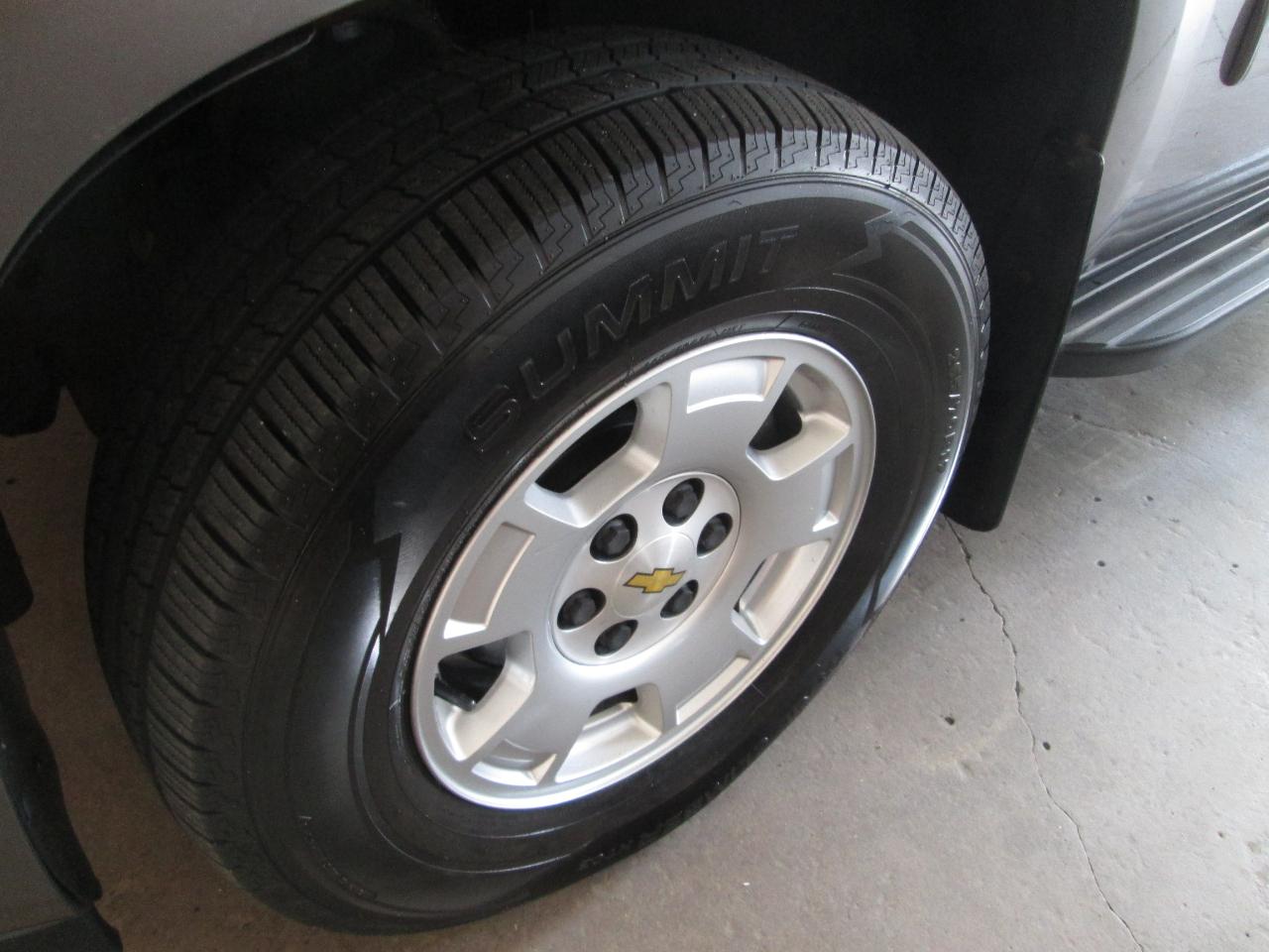 Chevrolet Suburban LT 1500 4WD 2012