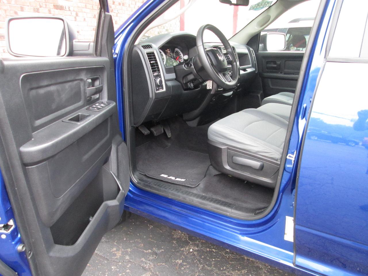 RAM 1500 Tradesman Quad Cab 4WD 2015