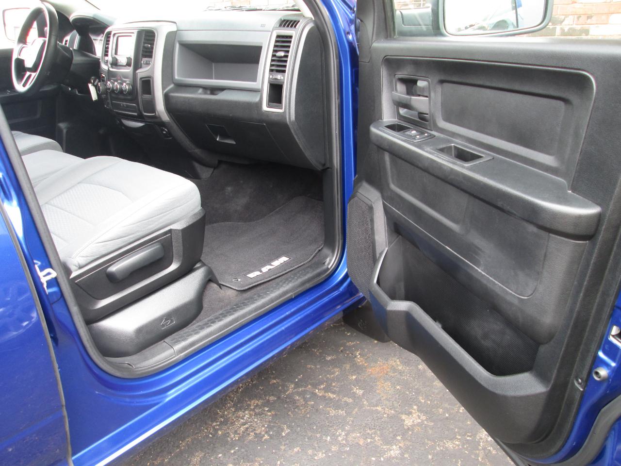 RAM 1500 Tradesman Quad Cab 4WD 2015