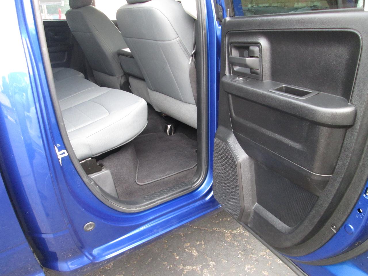 RAM 1500 Tradesman Quad Cab 4WD 2015