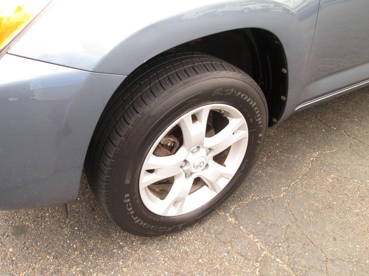 Toyota RAV4 Base I4 4WD 2012