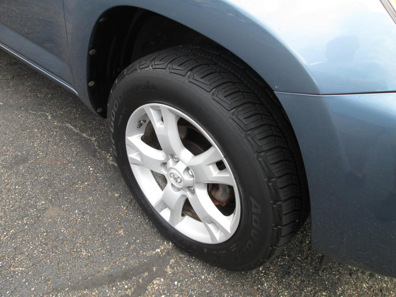 Toyota RAV4 Base I4 4WD 2012