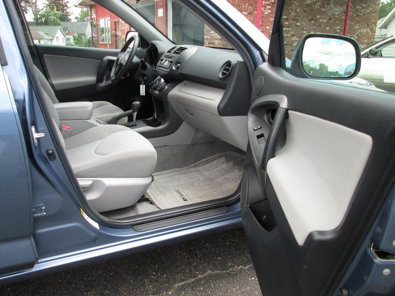 Toyota RAV4 Base I4 4WD 2012