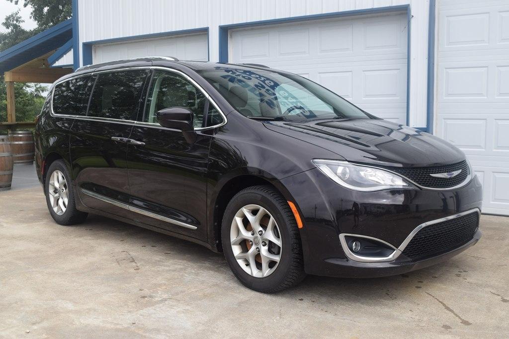 2019 Chrysler Pacifica Touring L's photo