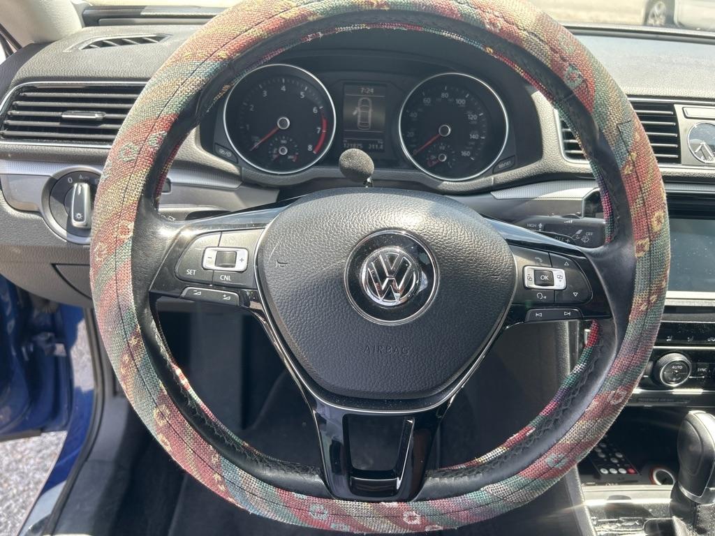 Volkswagen Passat R-Line w/Comfort Pkg Auto 2017