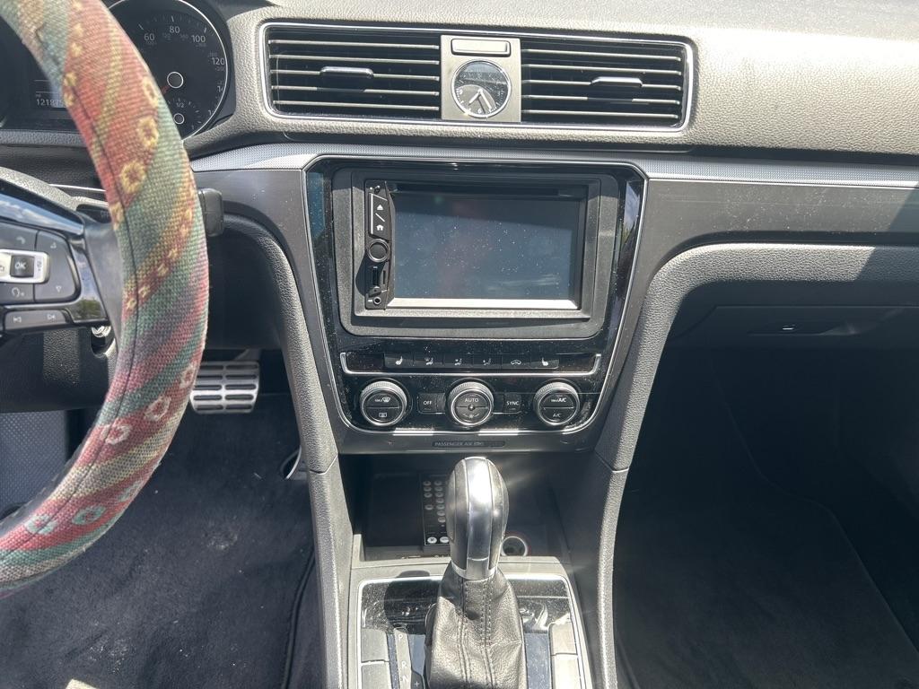 Volkswagen Passat R-Line w/Comfort Pkg Auto 2017