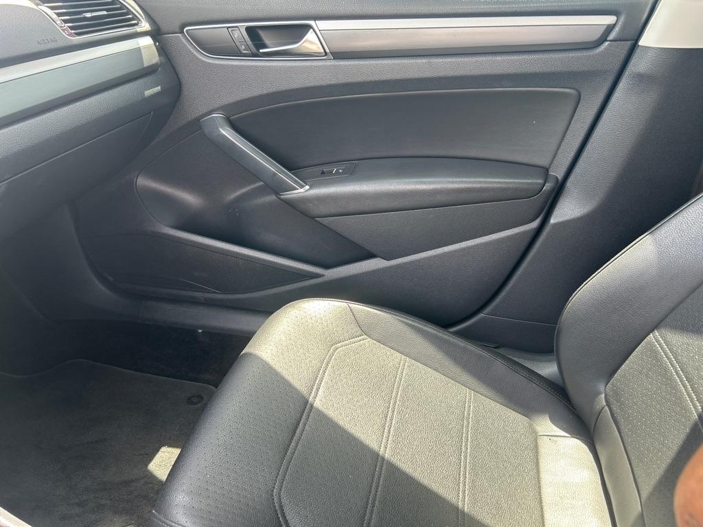 Volkswagen Passat R-Line w/Comfort Pkg Auto 2017