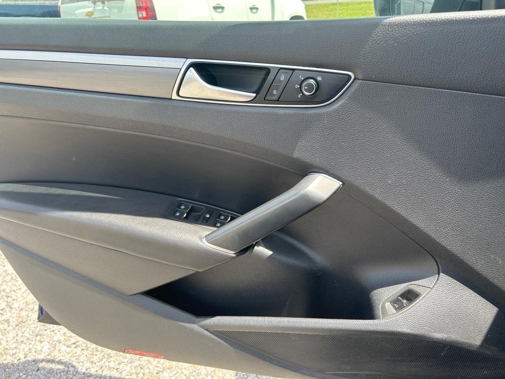 Volkswagen Passat R-Line w/Comfort Pkg Auto 2017