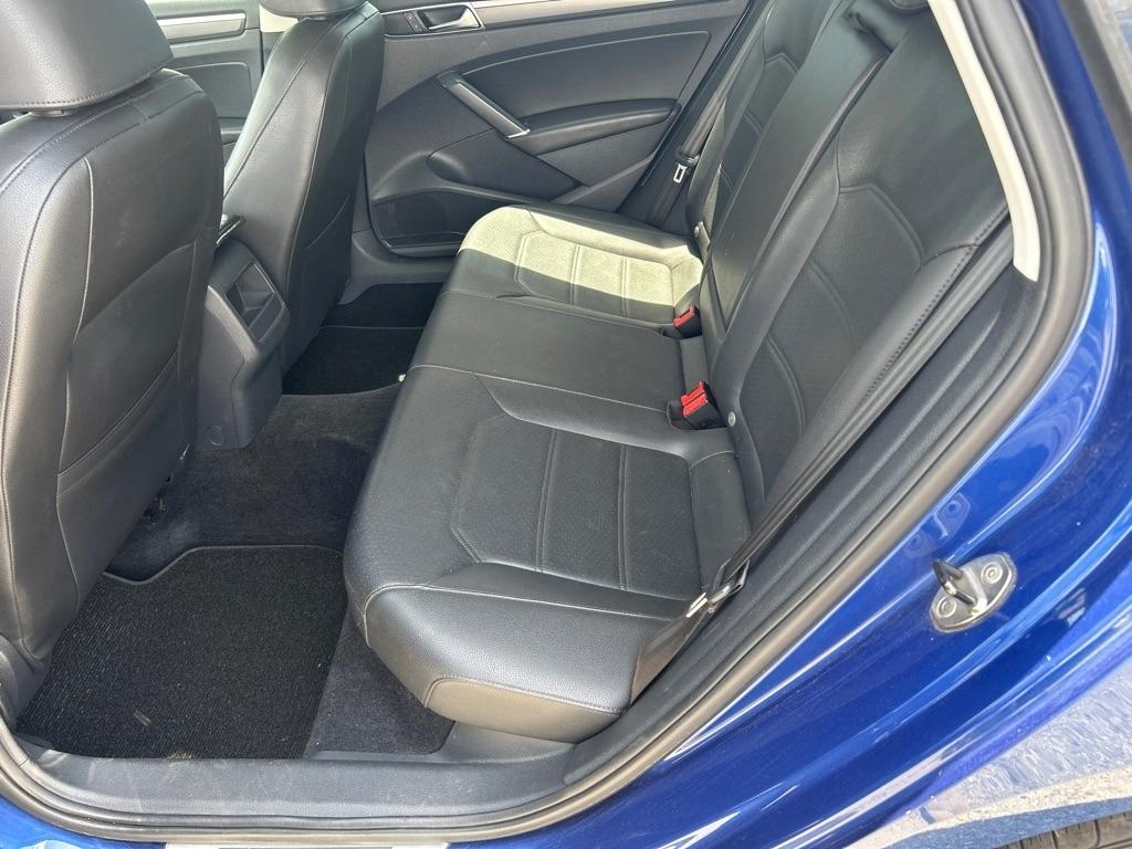 Volkswagen Passat R-Line w/Comfort Pkg Auto 2017