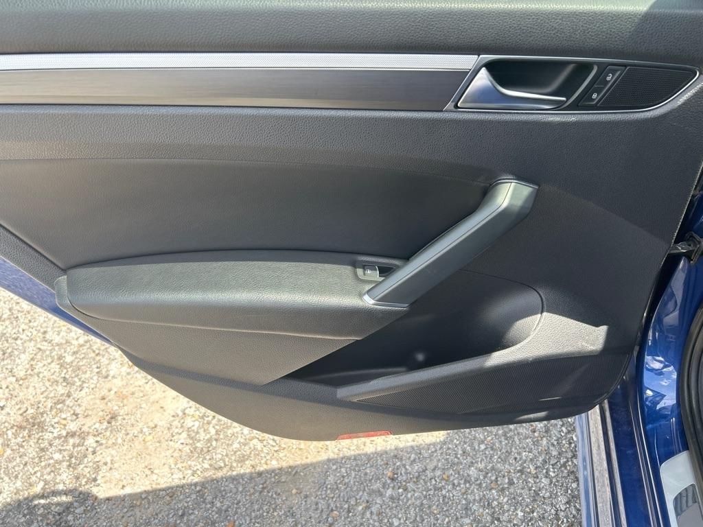 Volkswagen Passat R-Line w/Comfort Pkg Auto 2017