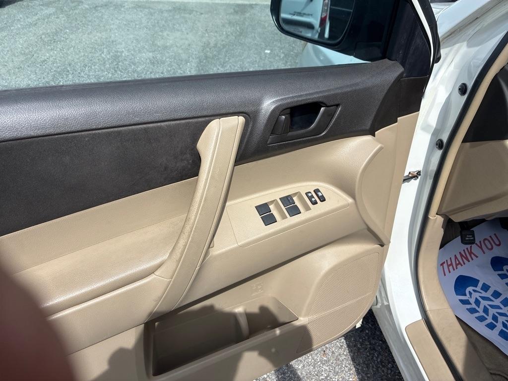 Toyota Highlander FWD 4dr V6 Base (Natl) 2010