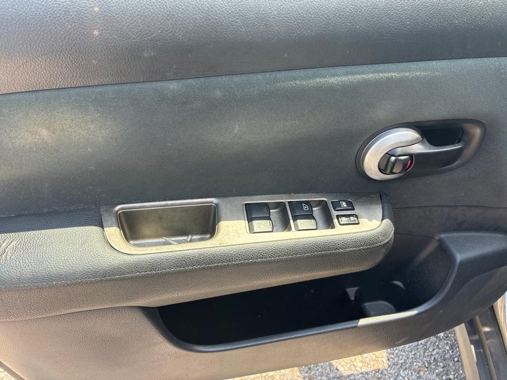 Nissan Versa 5dr HB Auto 1.8 S 2012