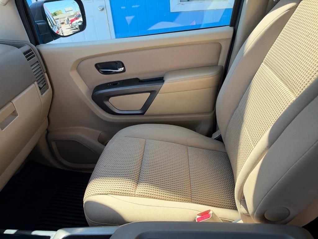 Nissan Titan 2WD King Cab SWB SV 2015