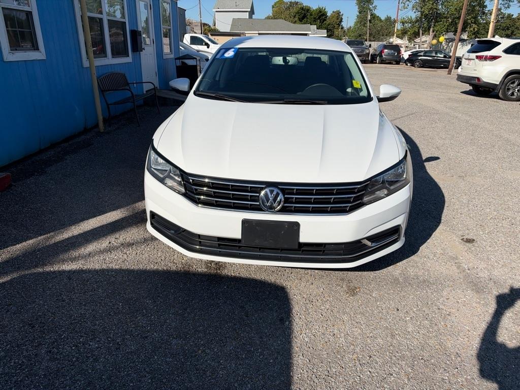Volkswagen Passat 4dr Sdn 1.8T Auto S 2016