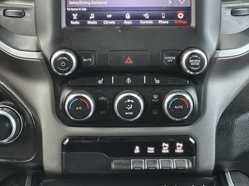 RAM 1500 Big Horn 4x4 Crew Cab 5'7" Box 2020