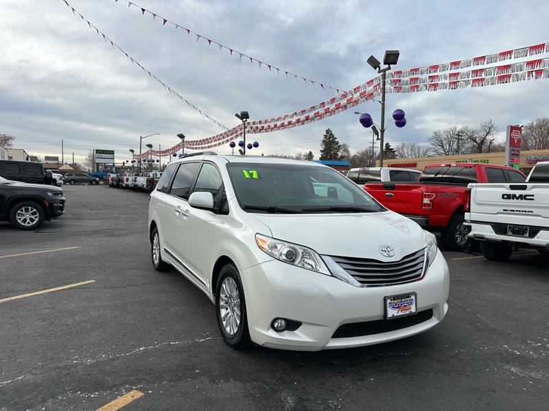 Toyota Sienna XLE Auto Access Seat FWD 7-Passenger (Natl) 2017
