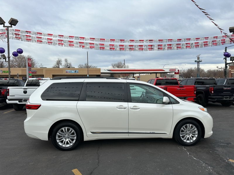 Toyota Sienna XLE Auto Access Seat FWD 7-Passenger (Natl) 2017