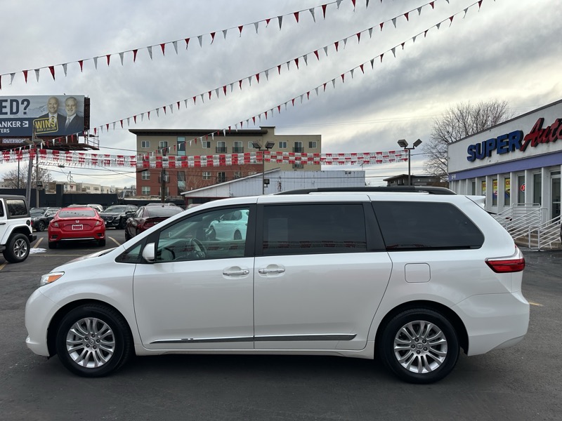 Toyota Sienna XLE Auto Access Seat FWD 7-Passenger (Natl) 2017