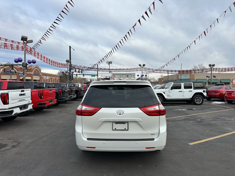 Toyota Sienna XLE Auto Access Seat FWD 7-Passenger (Natl) 2017