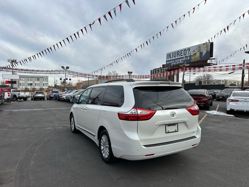 Toyota Sienna XLE Auto Access Seat FWD 7-Passenger (Natl) 2017
