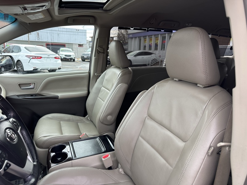 Toyota Sienna XLE Auto Access Seat FWD 7-Passenger (Natl) 2017