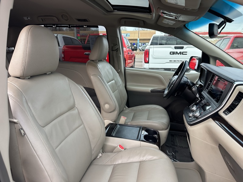 Toyota Sienna XLE Auto Access Seat FWD 7-Passenger (Natl) 2017