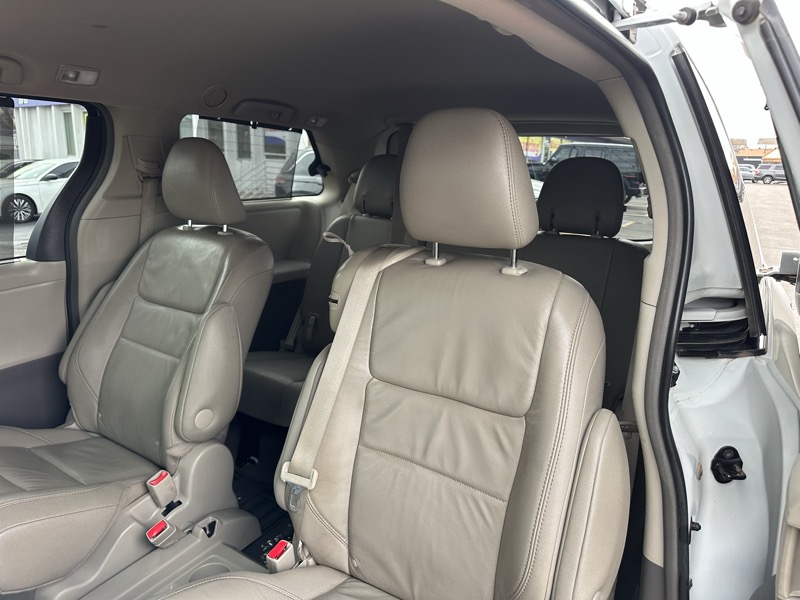 Toyota Sienna XLE Auto Access Seat FWD 7-Passenger (Natl) 2017