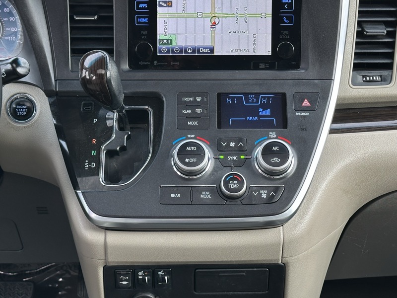 Toyota Sienna XLE Auto Access Seat FWD 7-Passenger (Natl) 2017