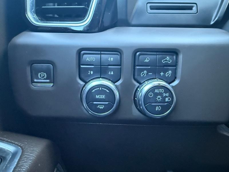 GMC Sierra 1500 4WD Crew Cab 147" Denali 2023