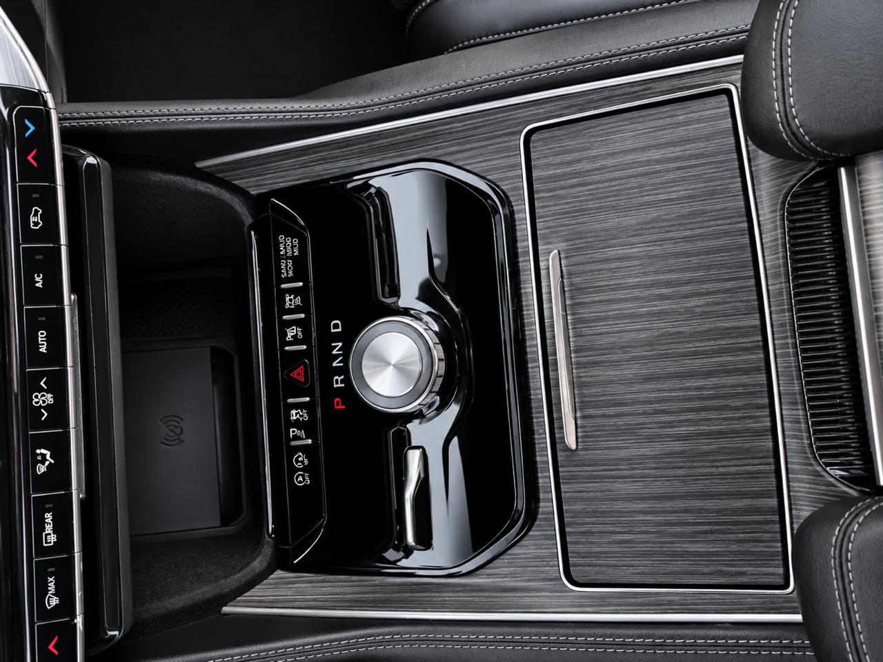 Jeep Wagoneer photo 8