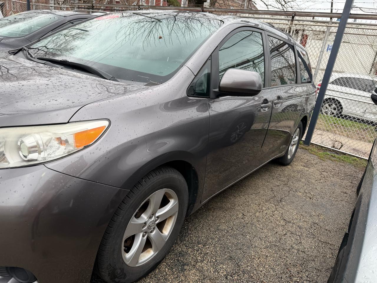 Toyota Sienna LE 8-Passenger 2017