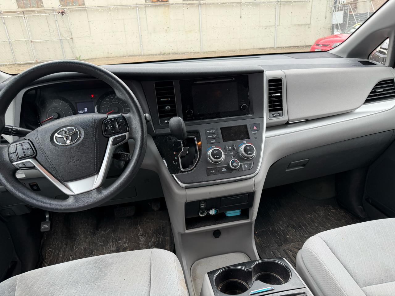 Toyota Sienna LE 8-Passenger 2017
