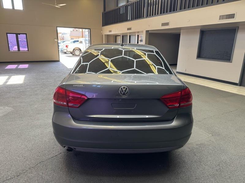Volkswagen Passat 2.5L S W/Appearance 2013