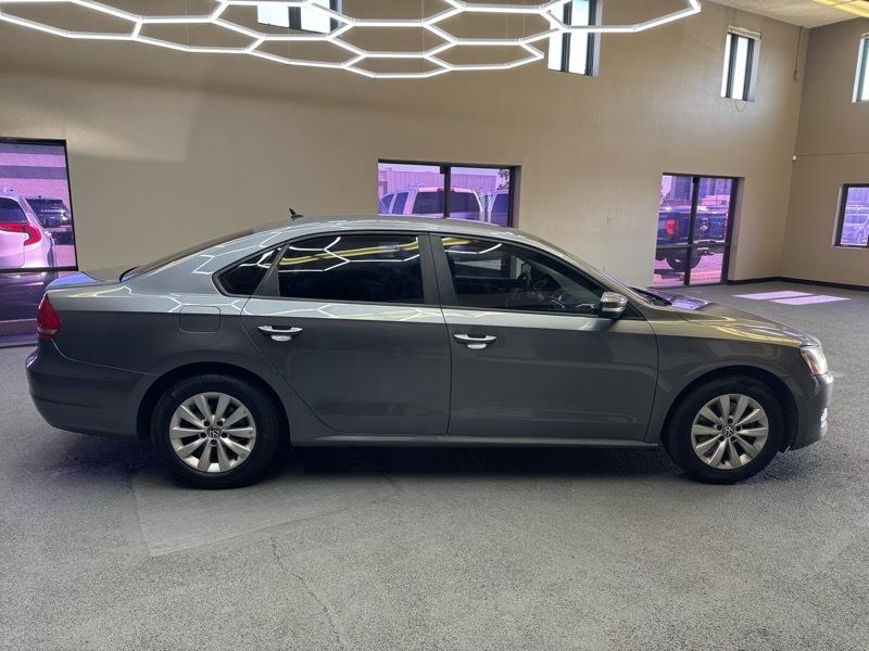 Volkswagen Passat 2.5L S W/Appearance 2013