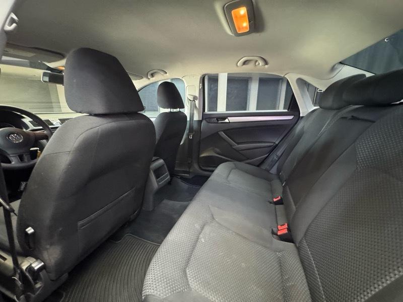 Volkswagen Passat 2.5L S W/Appearance 2013