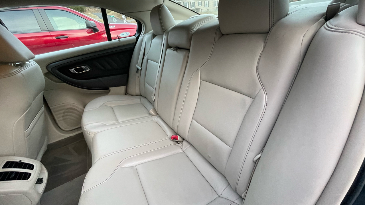 Ford Taurus SEL FWD 2010