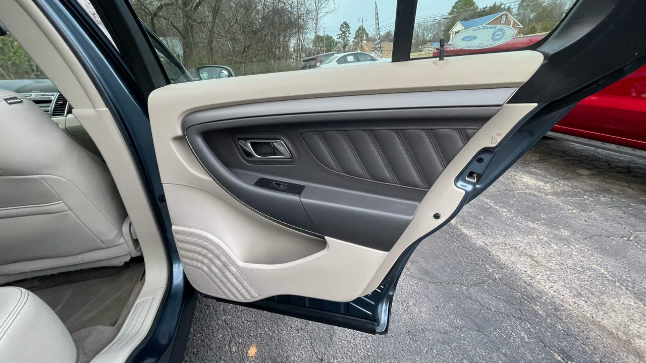 Ford Taurus SEL FWD 2010