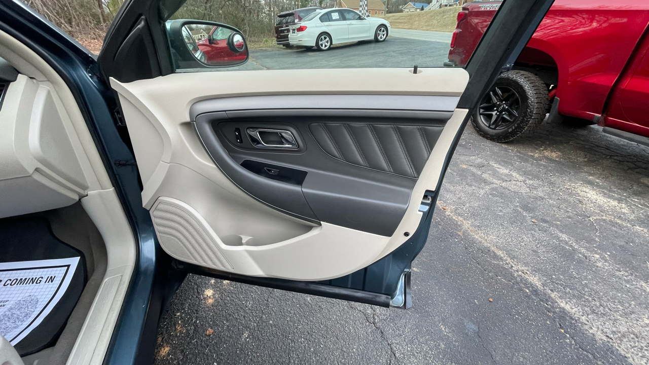 Ford Taurus SEL FWD 2010