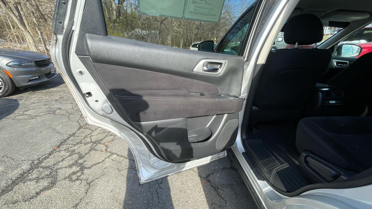 Nissan Pathfinder SV 2WD 2014