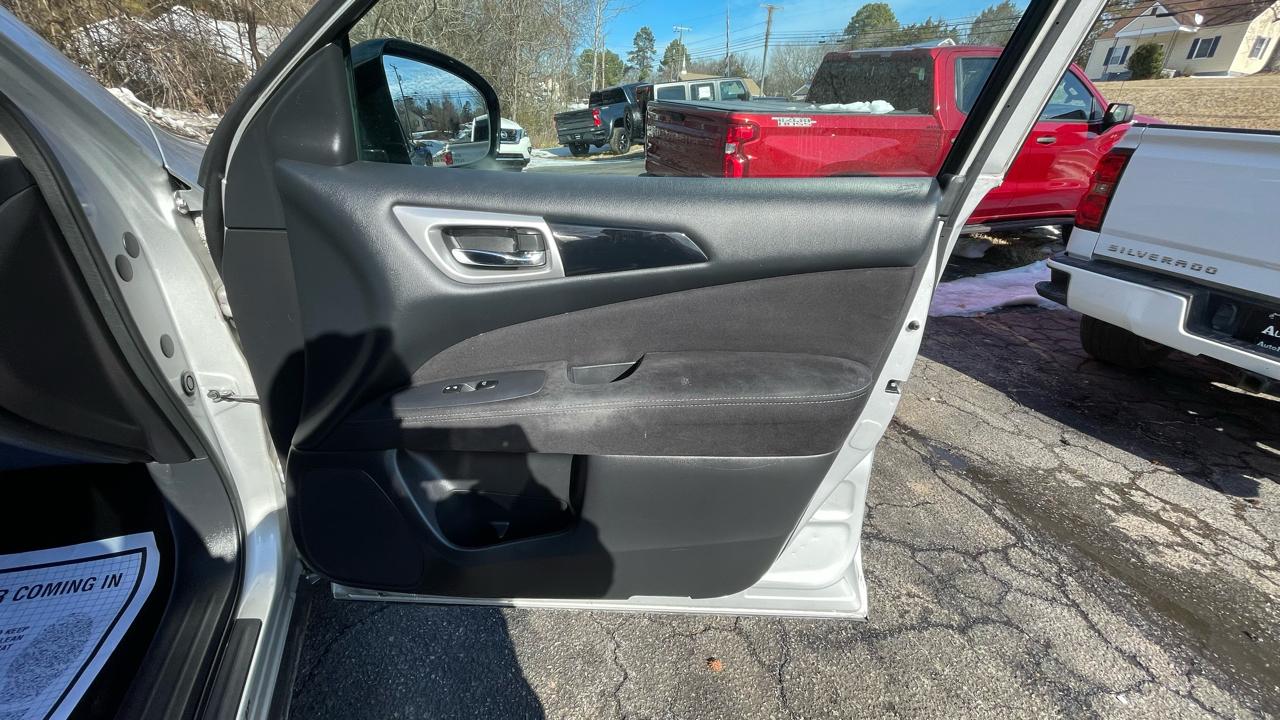 Nissan Pathfinder SV 2WD 2014