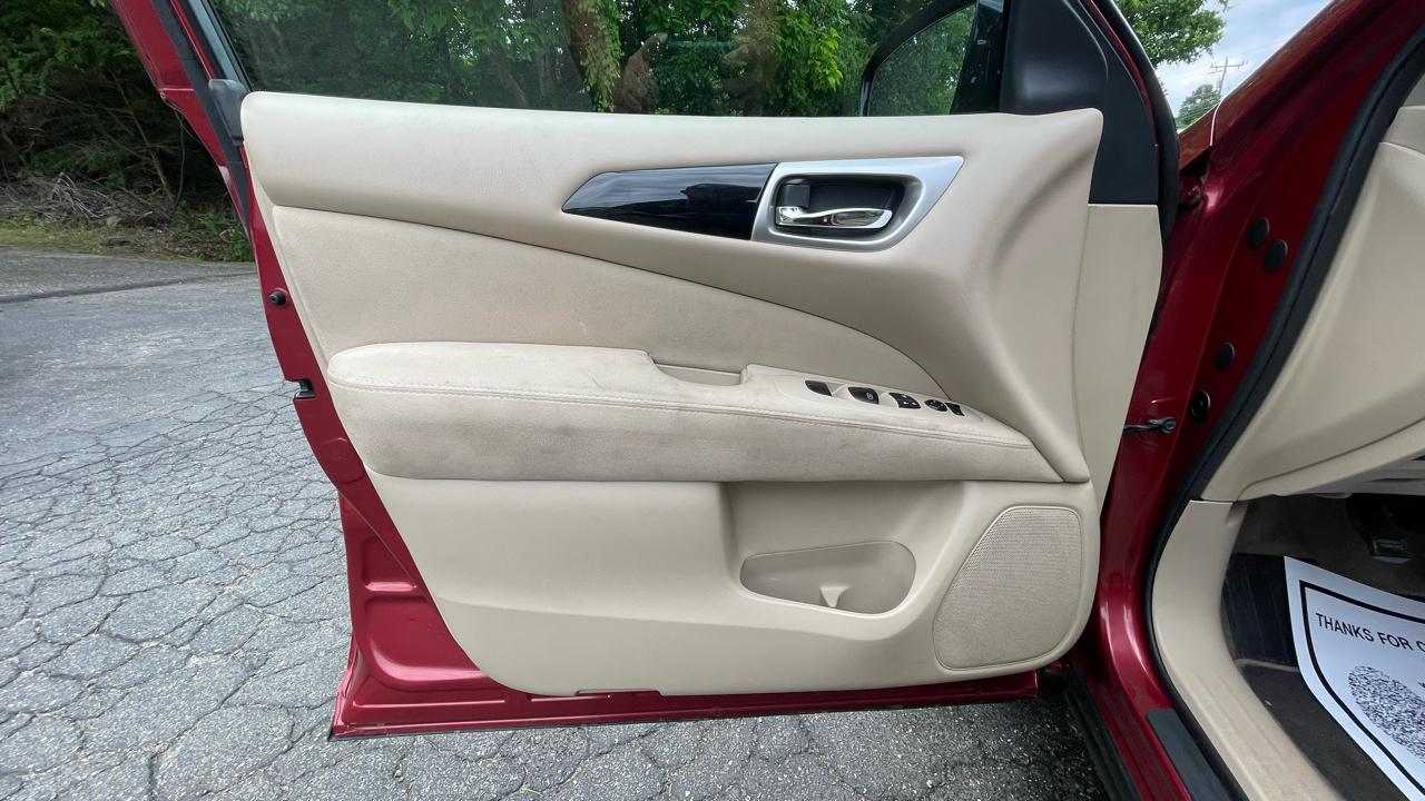 Nissan Pathfinder SV 4WD 2014
